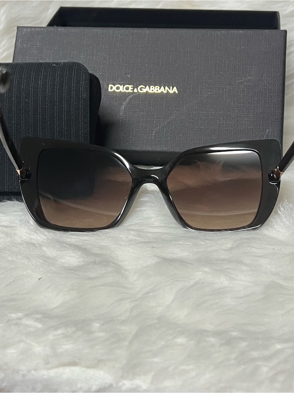 Dolce & Gabbana Chic Brown Sunglasses - Picture 4 of 12